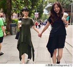 ビビアン・スー、美人姉と手繋ぎショット