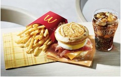「マックグリドル」全時間帯で、期間限定で昼も夜もパンケーキサンド。