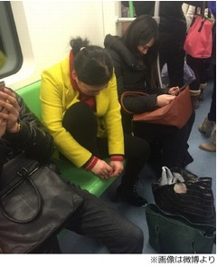 地下鉄内で&ldquo;足の爪切り&rdquo;物議、爪飛び散らせ「車内に異臭」と報告も。