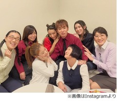 よゐこ濱口のハーレム写真流出、密着女性含む7人に囲まれニヤニヤ。