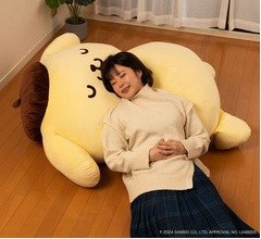 全長約105cmの超巨大クッション「すべて受け入れるポムポムプリン」