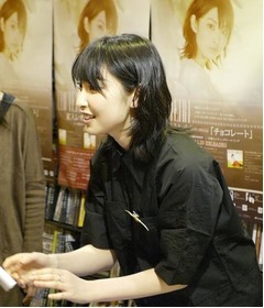 家入レオ&ldquo;チョコレート&rdquo;手渡し、TSUTAYA SHIBUYAの1日店長に就任。