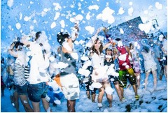 泡まみれで走るバブルラン上陸、元祖泡パーティー「泡パ」とコラボ。