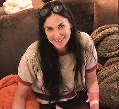 デミ・ムーア、ストレスで前歯2本失う