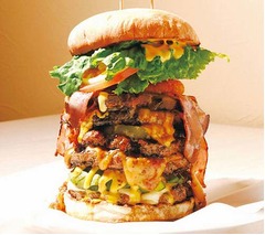 高さ20cm＆700gの圧巻バーガー、表参道に「メガモンスターバーガー」現る。
