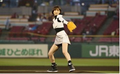 篠田麻里子がミニスカで始球式、ノーバン果たせず自己採点は「30点」。