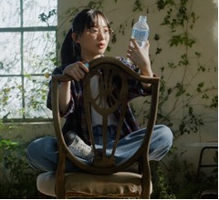 芦田愛菜が「サントリー天然水」新CM、メガネやあぐらなど&ldquo;少し違った雰囲気&rdquo;に