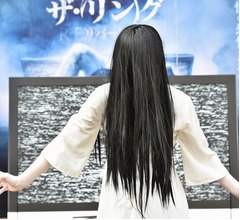 貞子が&ldquo;35億&rdquo;ポーズ決めた、興収目標聞かれ