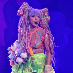 ガガがファン同士の揉め事仲裁、客席投げたジャケット原因で「返して」。