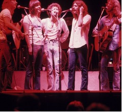 イーグルスの&ldquo;創設メンバー&rdquo;死去、公式声明「バンドの初期の成功に貢献」