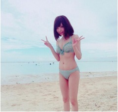 益若つばさがキュートなビキニ、海辺で&ldquo;シーサーポーズ&rdquo;も披露。