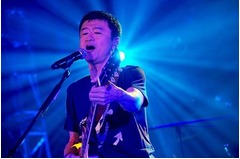 桑田佳祐が3年ぶり野外ライブ、闘病中の大塚キャスターにエールも。