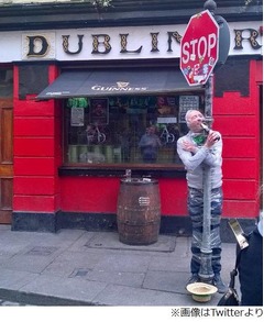 道端でグルグル巻きにされた男、酔った友人たちが巻いて立ち去り放置。