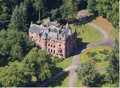 テイラー・スウィフトが城購入か、いつも交際相手のそばに物件用意？