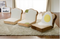 キュートすぎる食パン型座椅子、「トースト」「カビパン」など4種類。