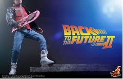 &ldquo;未来に来たマーティ&rdquo;立体化、2015年10月21日に降り立った姿を再現。