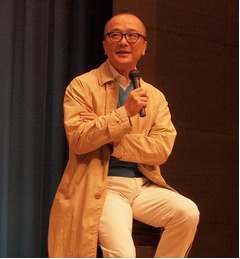 山田五郎が&ldquo;和製タンタン&rdquo;に、自前で用意した青セーターにコート姿。