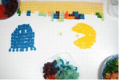 グミで&ldquo;懐ゲー&rdquo;の世界を表現、カラフルなストップモーション動画。