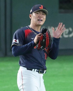 グラブをたたく山本　野球