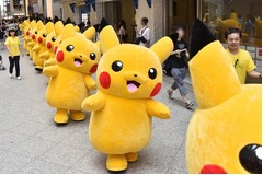 横浜にピカチュウが大量発生中、みなとみらいのあっちにもこっちにも。