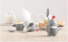 【写真】中世の騎士風エッグスタンド、公式サイトでは&ldquo;寸劇&rdquo;動画も公開。