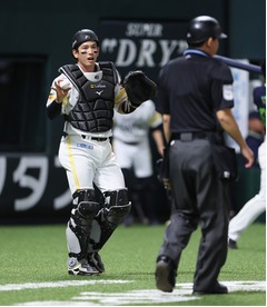 捕手の栗原　プロ野球