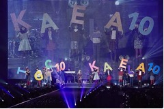 舞台に並んだ&ldquo;11人のカエラ&rdquo;、おかっぱウィッグでランウェイ。