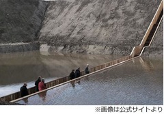 「モーゼのようだ」水を割る橋、水面より低く建設されたデザインが話題に。