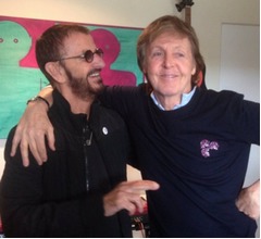 ポールとリンゴ、肩を組み合った近影