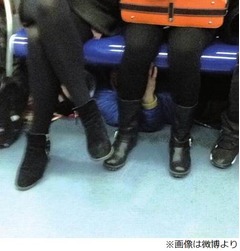 地下鉄の座席下にもぐり痴漢、気持ち悪さ満点の中国の&ldquo;脚なで男&rdquo;。