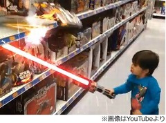 パパの力で息子&ldquo;ヒーロー&rdquo;に、日常の光景＋エフェクトの動画が話題に。