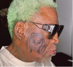 デニス・ロッドマン、顔面に&ldquo;恋人の顔&rdquo;のタトゥー入れる