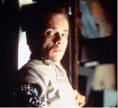 「チャイルド・プレイ」チャッキー役の俳優が死去、警察の捜査受けていた