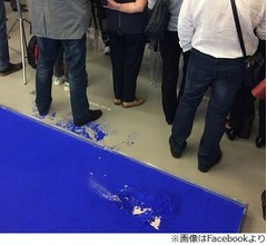 &ldquo;芸術作品踏みつけ平然とする男&rdquo;に非難