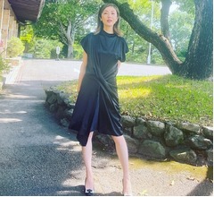 高岡早紀、ひざ丈黒のワンピ姿に「素敵なおみ足」「完璧なる8頭身」