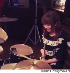 きゃりーがドラムプレイを披露、Instagramに&ldquo;ニヤニヤ叩いてる&rdquo;動画。