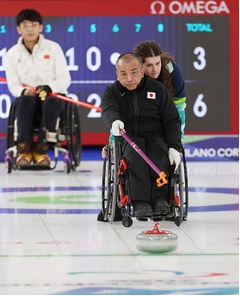 ストーンを放つ中島