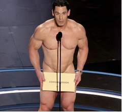 アカデミー賞授賞式、&ldquo;アキラ100％スタイル&rdquo;の全裸プレゼンターに会場沸く