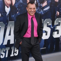 トム・サイズモアがDVで逮捕、2週間前には誤ってスタントマン轢く事故も。