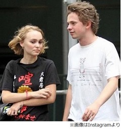 デップ娘が「喧嘩いらっしゃいませ」、ヘンテコな日本語Tシャツ着る。