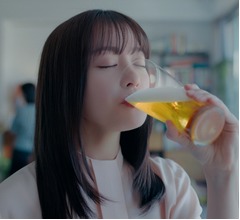 橋本環奈「私、ビール大好きなんで」アサヒスーパードライ ドライクリスタル新CM