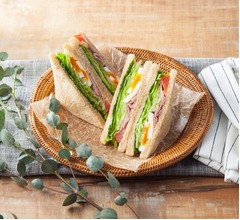 セブン、健康志向の「シーザーサラダサンド170kcal」