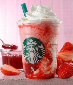 ストロベリーフラペの果肉増量、果実感と果肉の歯ざわりが広がる一杯。