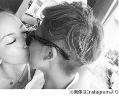 道端アンジェリカが大胆なキス、Instagramの写真にファン「わぉ」。