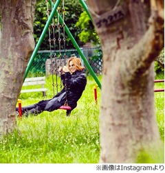 ブランコで遊ぶ可愛いYOSHIKI、優しい表情の一枚にファン大喜び。