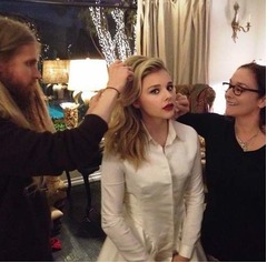 クロエ・モレッツが&ldquo;プロ魂&rdquo;、膝捻挫してもハイヒールで式典登壇。