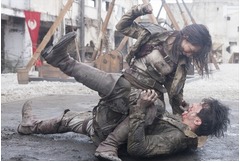 「進撃の巨人」ドラマ版の映像初解禁、映画と完全連動のdTVオリジナル。