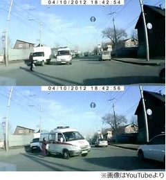 危機一髪もすたこら去る女性、救急車にはねられそうになるも&hellip;。