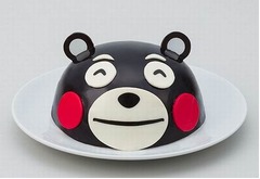 くまモンの&ldquo;顔型&rdquo;Xmasケーキ、付属のチョコ顔パーツを貼って完成。