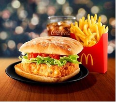 マックがかにコロッケバーガー、全国展開商品としては初のカニ使用。